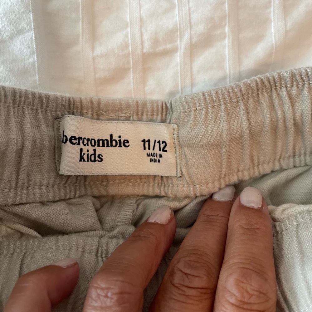 Abercrombie kids elastic waist with toggle tan shorts. Size 11/12